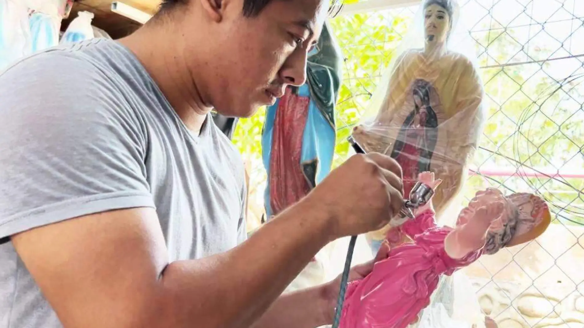 Hombre pintando una imagen religiosa